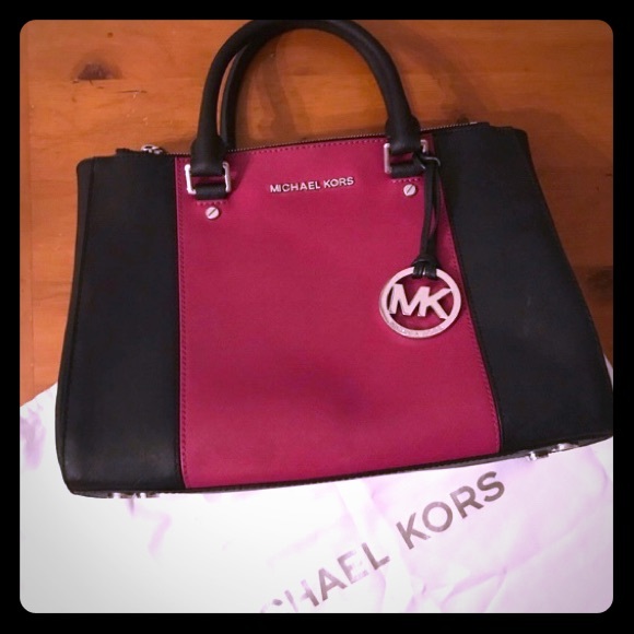 Michael Kors Handbags - Michael Kors Bicolor Sutton Saffiano